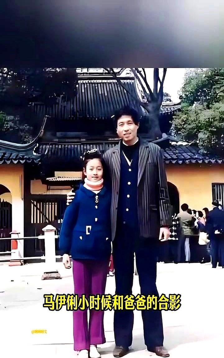 翻到马伊琍80年代童年照，蓝配紫的炸街穿搭惊艳全网！领口两道白边像刚开的花瓣，