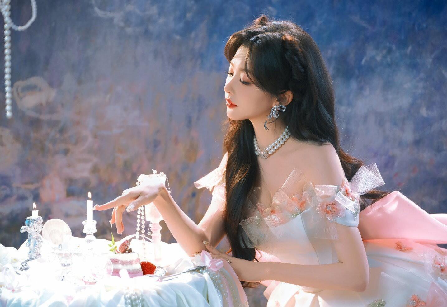 孔雪儿甜美粉色蝴蝶结🎀礼服写真太少女了