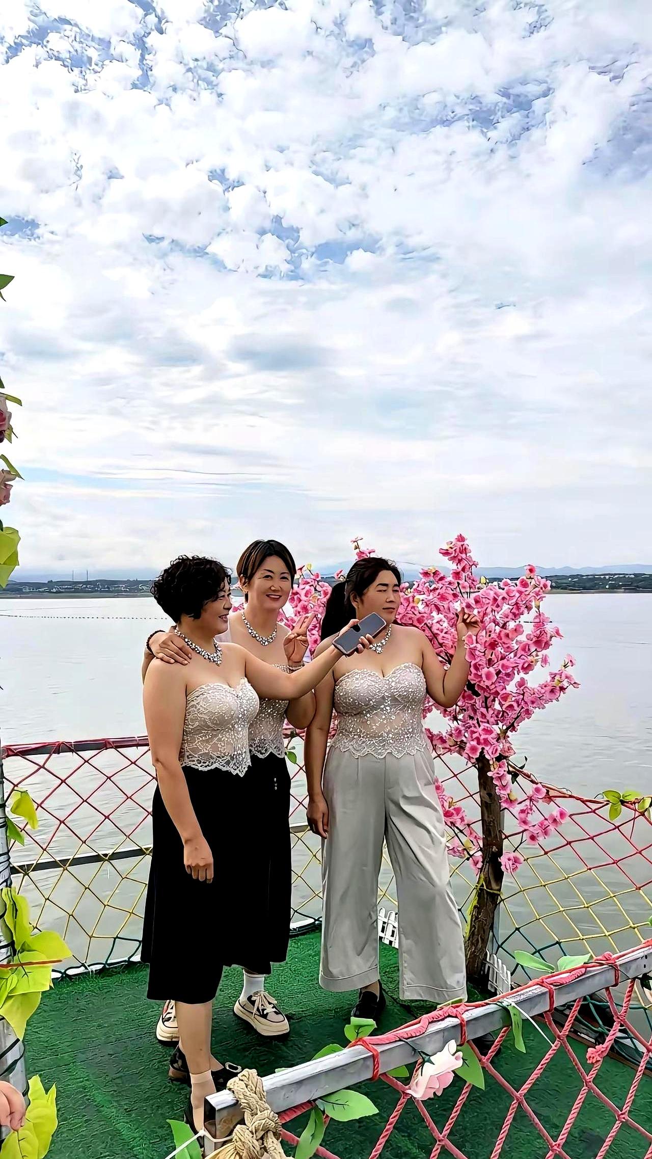都说现在闺蜜塑料姐妹情多，但这仨姐们儿绝对是焊死的！你看她们连吃个路边摊麻辣烫