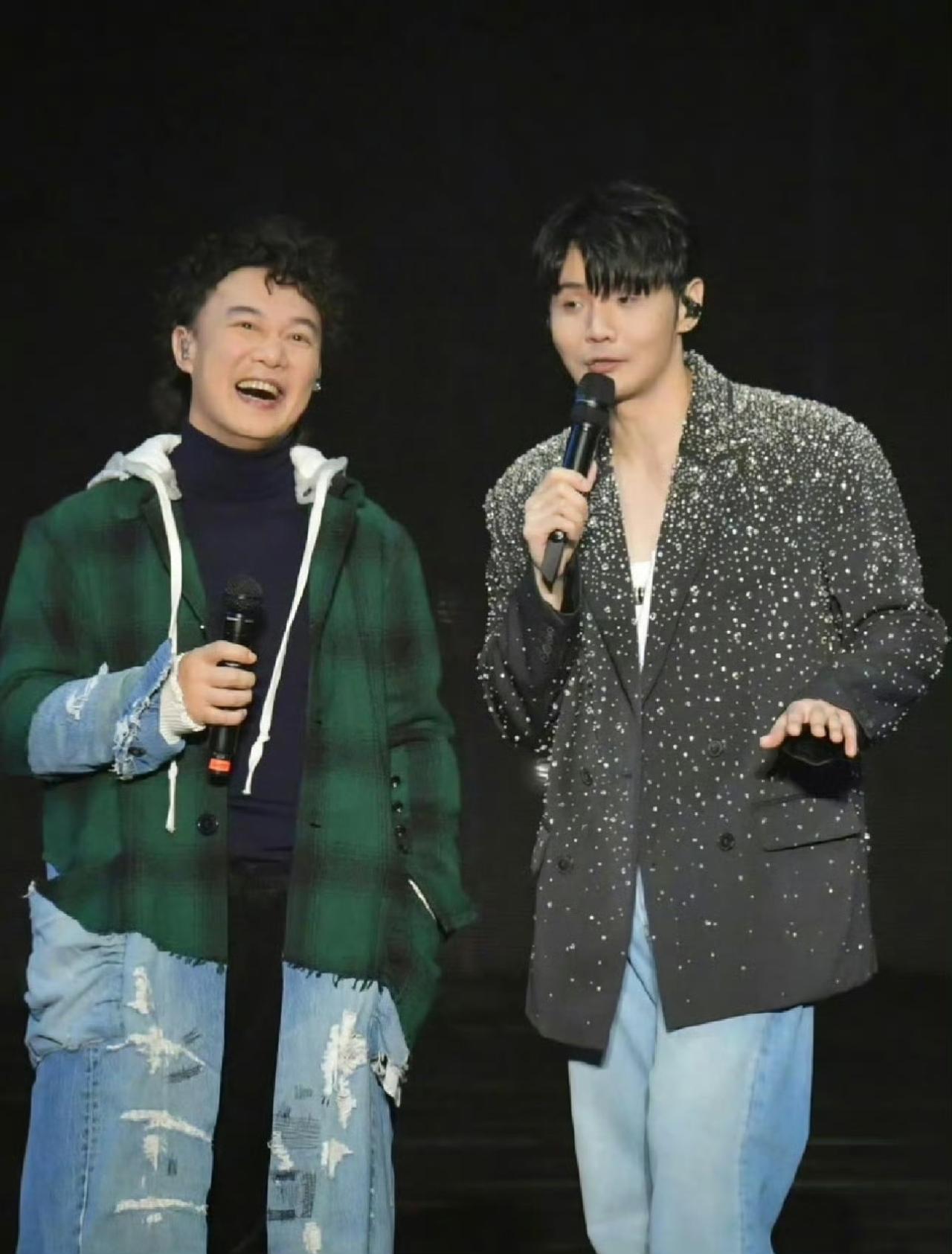 真要被单依纯演唱会上的陈奕迅笑死了，他这是干啥来了啊[捂脸哭]！一定是提前就决定