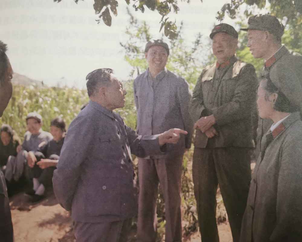 1975年10月，邓小平参加全国农业学大寨会议，在大寨田间和陈锡联姚文元谈话。当
