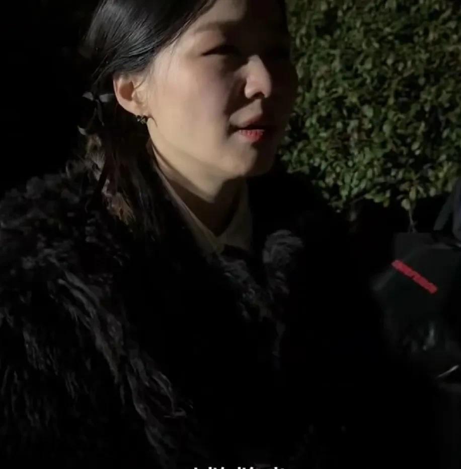 金靖看到张凌赫后，立刻让张凌赫给自己把脉说：“你快救救我。”张凌赫把了脉后却说：