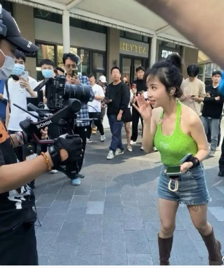 五年前，她和刘宇宁同为网红闯娱乐圈，现在刘宇宁成功了，她却已经回到原地了…​​