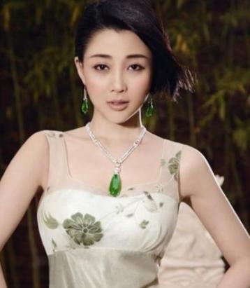 当年，殷桃在富豪孙东海的疯狂追求下，成为了他的女人，没想到孙东海又惦记上了女星李