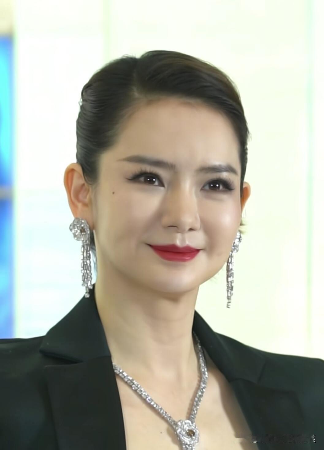记得她以前长得多水灵的，就算不是倾国倾城的那种美，但至少看着不难看，五官灵动，可