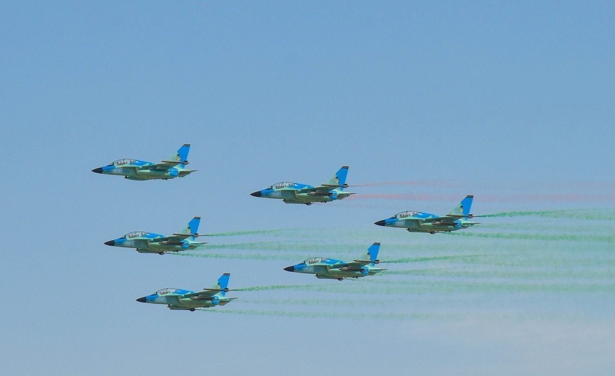 土库曼斯坦独立日阅兵式，土库曼斯坦空军的M346FA高级教练机编队飞行。​