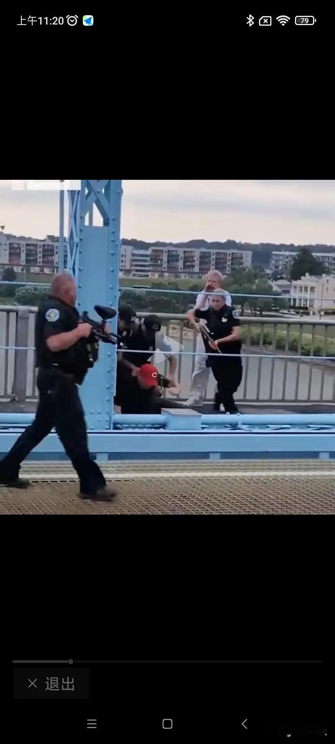 这才叫“暴力执法”!一段视频在网上发酵，一群美国警察拿着枪，牵着大狼狗，追着暴揍