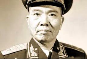 ☁1955年，大授衔时，韩伟因为被国民党关了3年，初定少将军衔，毛主席却说