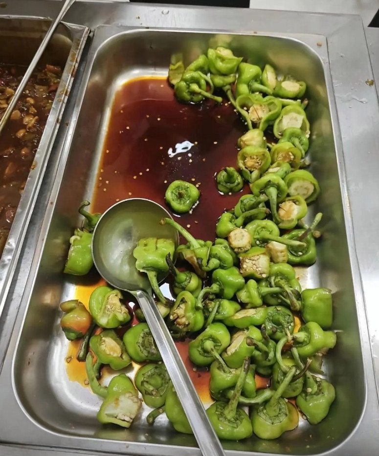 现在的食堂真是会省，这也能凑一道菜！