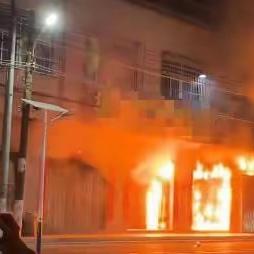 广东汕头大火致12人遇难，迷雾重重，应该彻查。火灾地点：4层高的自建楼起火时