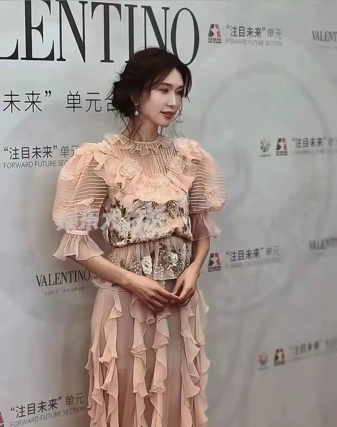她怎么变成这副模样，以前是，神韵，美，貌气，质并存，现在仿佛被抽干，一无所有，变
