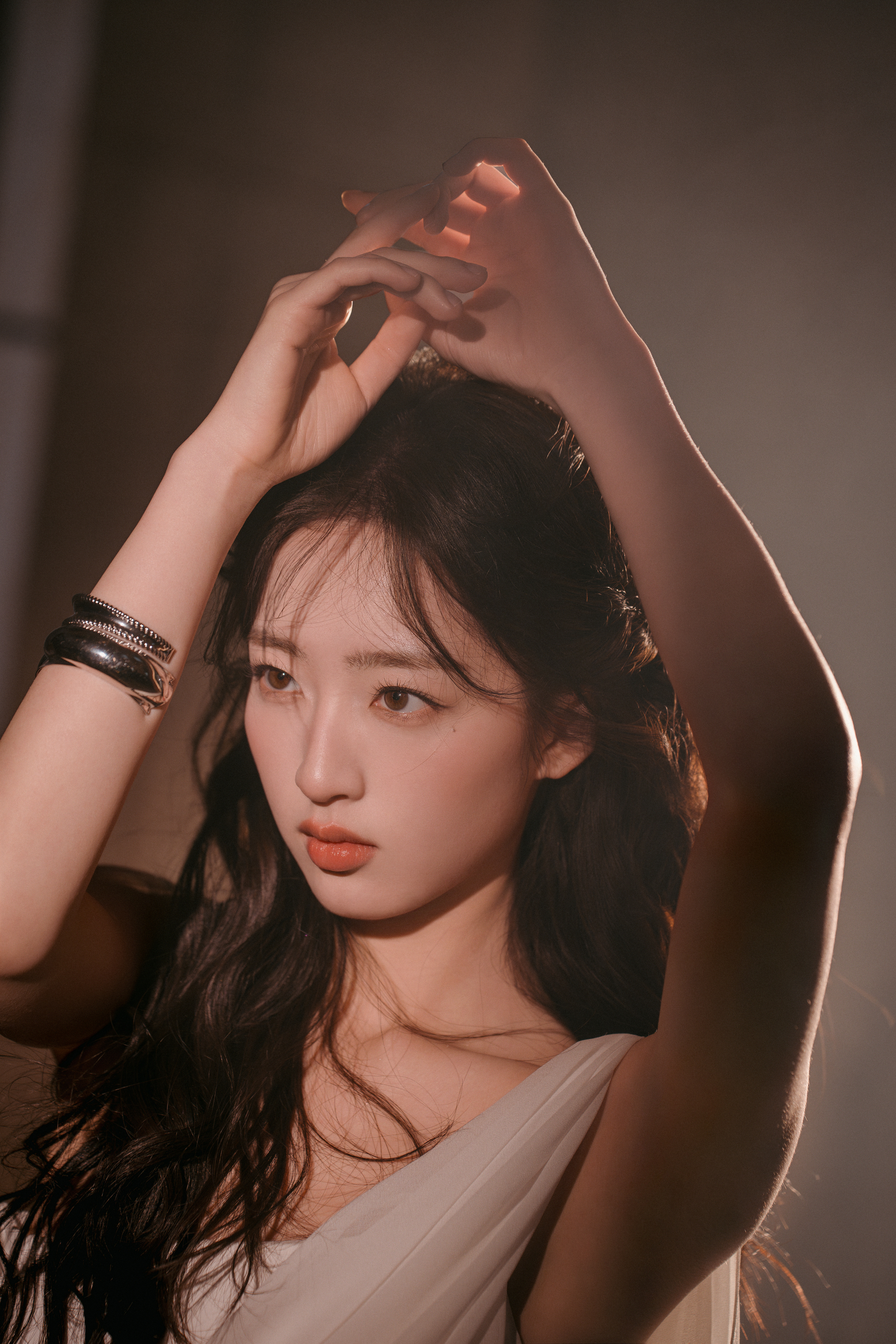 邓恩熙真的是很有特点的美完全女神降临….告白剧组为邓恩熙庆生