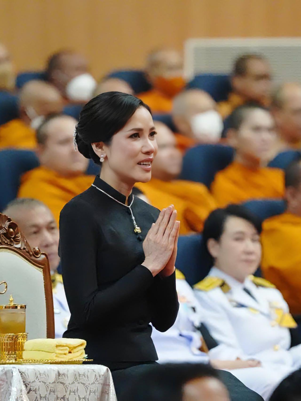 诗妮娜贵妃身材曼妙，腰肢纤细无赘肉41岁的诗妮娜贵妃状态超绝！身材纤细得像纸片