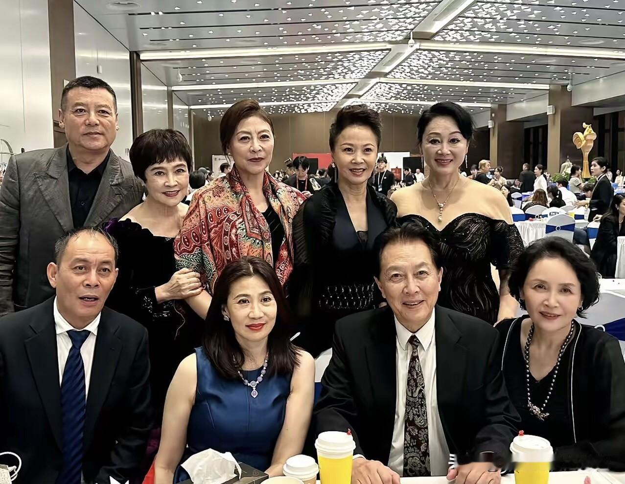 9位明星的同框合影，男明星最帅的是唐国强，他的气质越来越好了，老了还那么儒雅。