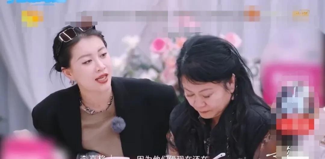 一个钱强势的妈妈背后，一般都有一个不操心的爸爸。李嘉格的妈妈也不例外。她妈妈