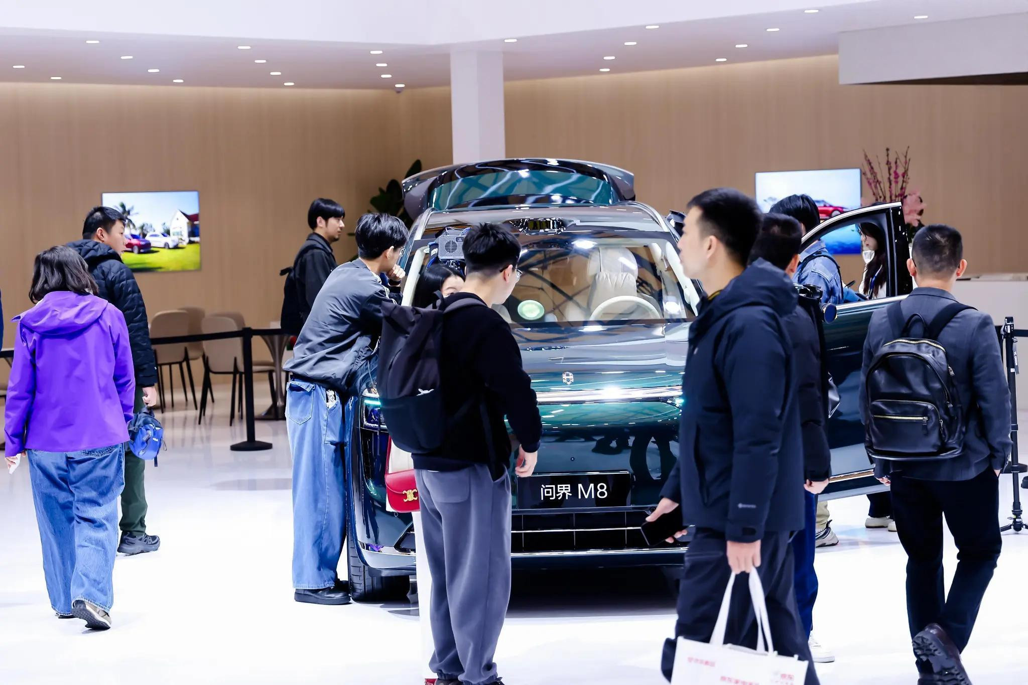 AWE上问界M8自然也有亮相华为展台，上午直播中余总透露，M8的交付突破了16万