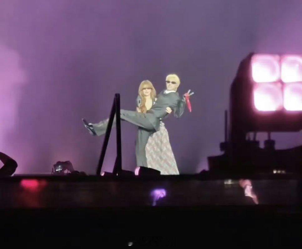 哇哦，王鹤棣演唱会现场裸上身大秀身材，去现场的粉丝大饱眼福。王鹤棣赵露思同台了，