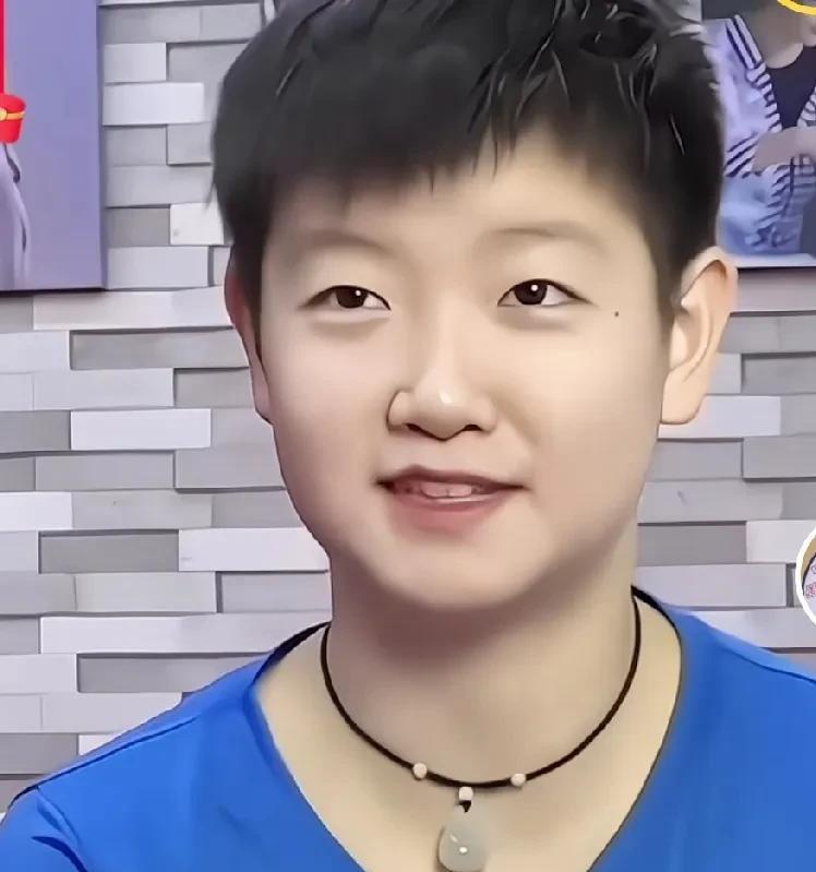 看到年少的莎莎，网友说的真没错，就是一“奶团子”！年少的莎莎小脸白白嫩嫩的，眼
