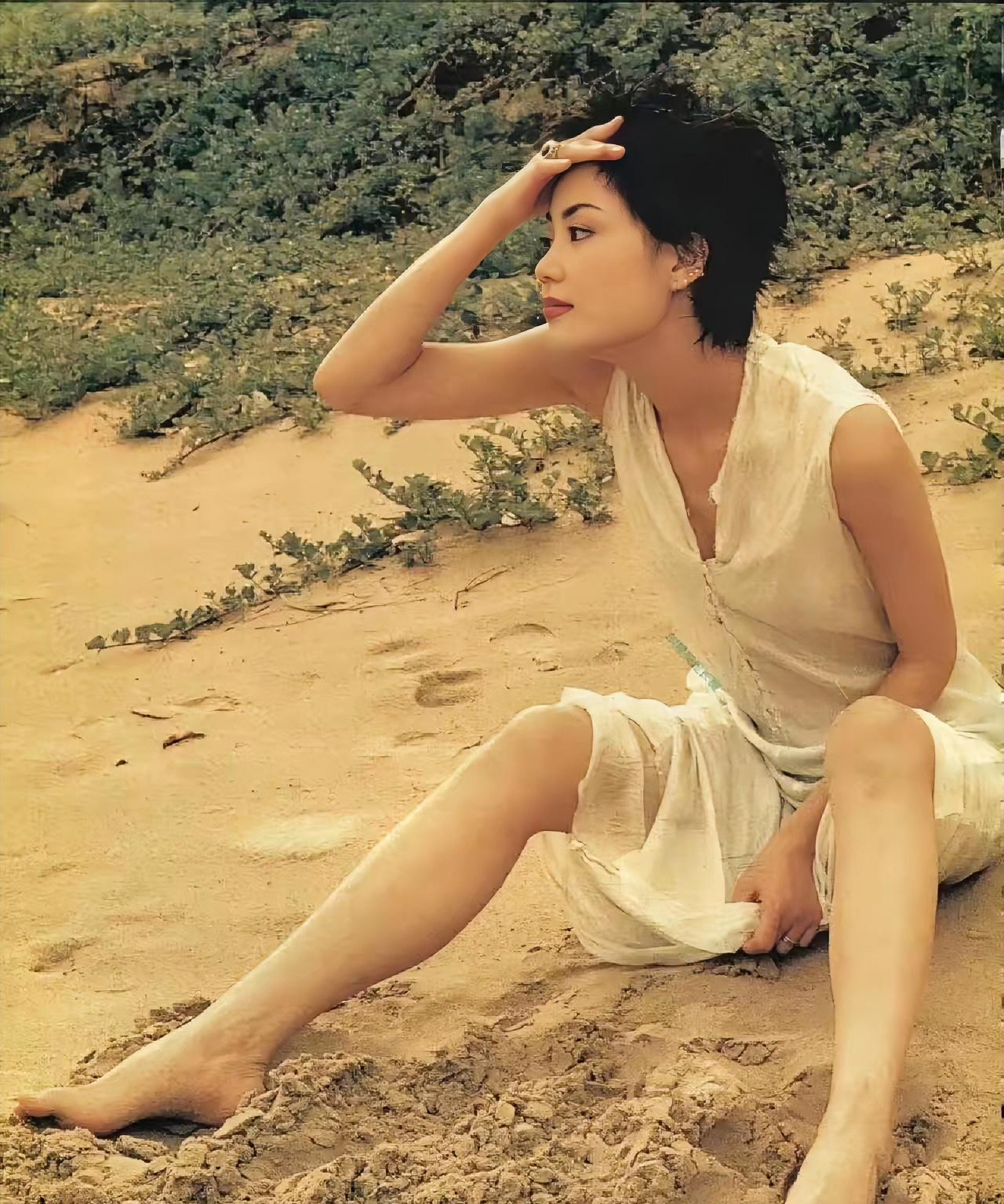 王菲，174cm，光脚坐在沙滩上好美，特别是那双脚，脚型完美，不信你们自己看吧！