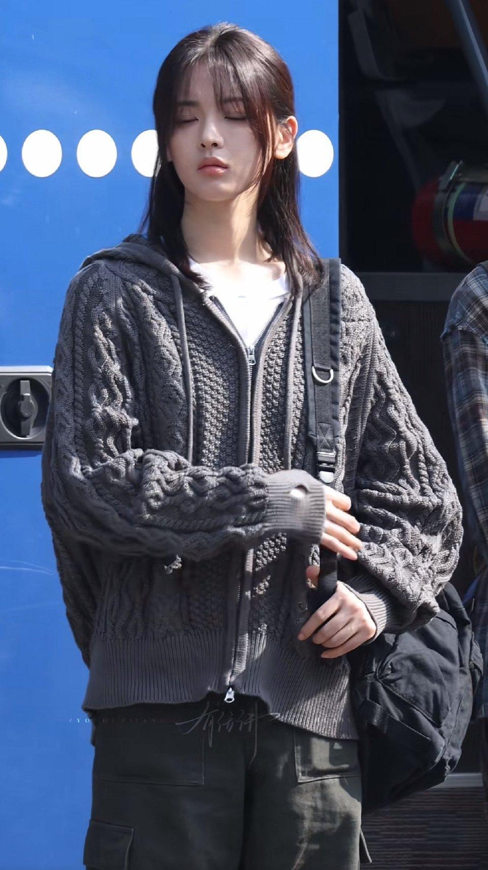 太阳雨的路透好好看杨超越穿的亚亚的，像冷冷的那个学姐而且这个层次发，进可披退可半