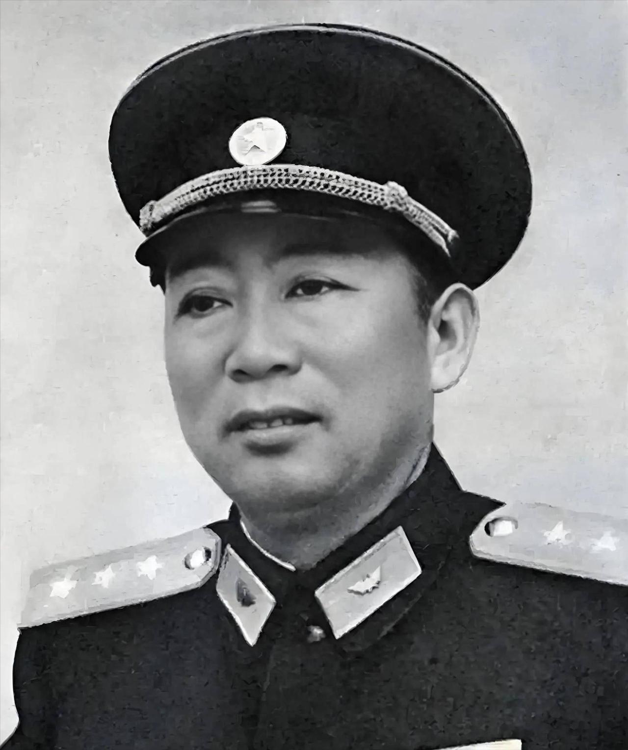 1952年，刘亚楼走进毛主席办公室，准备汇报工作。话还没开口，毛主席抬起头，