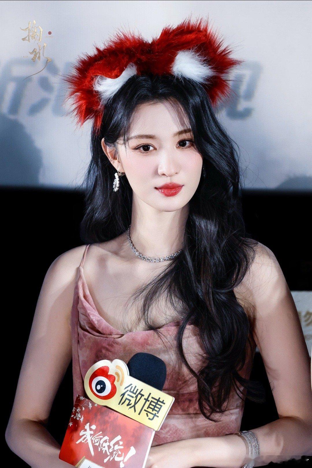 王楚然模仿妲己被王楚然的妲己美晕毛茸茸狐耳加上一袭明艳红衣，又媚又娇不油腻，妖