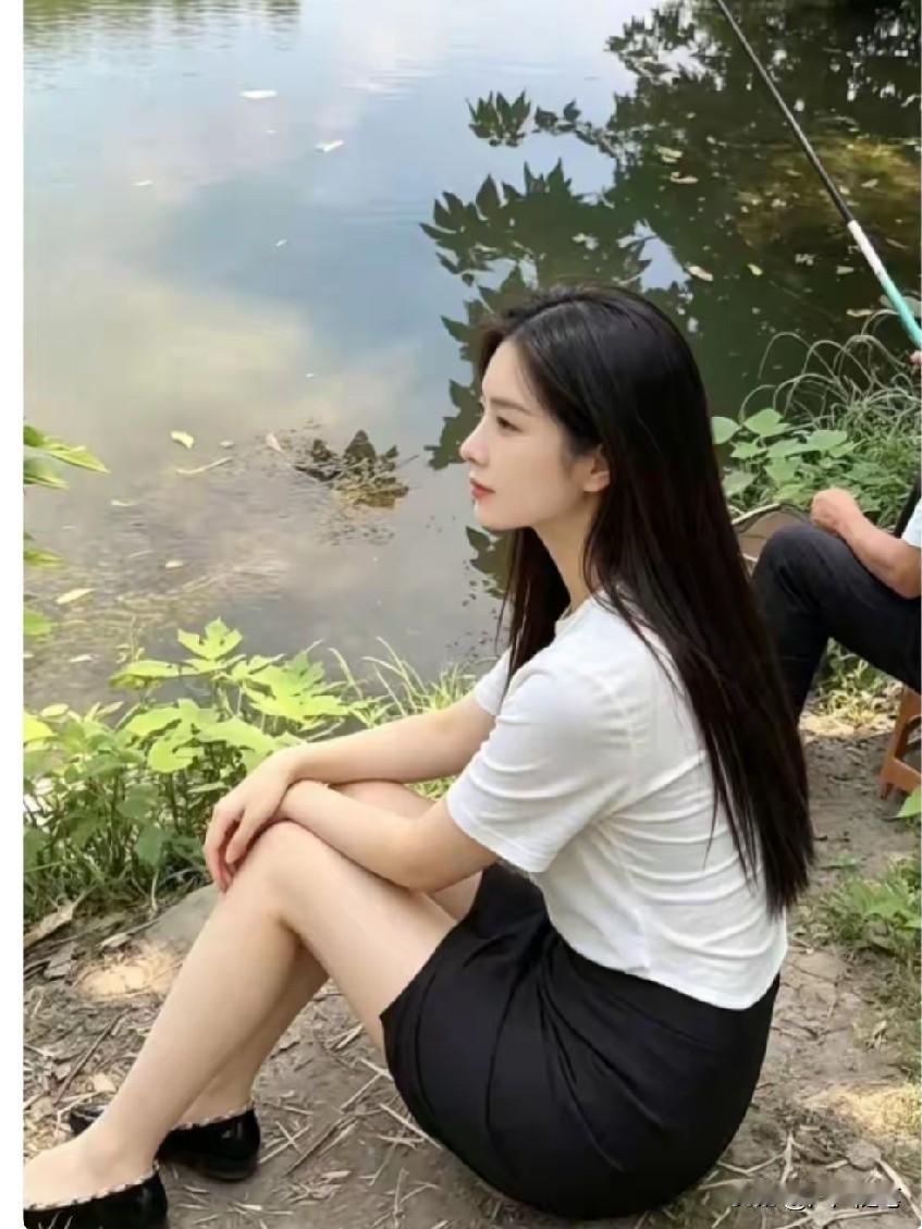钓鱼佬好福气，这么好的媳妇陪着他钓鱼难得。
