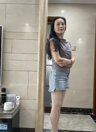 “太丢人了!”山东青岛，有一名女子在网上吐槽，她的婆婆今年已经53岁了，却经常穿