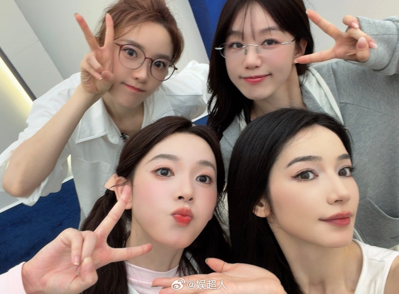 张月陈瑶徐梦洁代斯合照张月陈瑶徐梦洁代斯训练合照我们完颜团的合照来了！好养眼吧