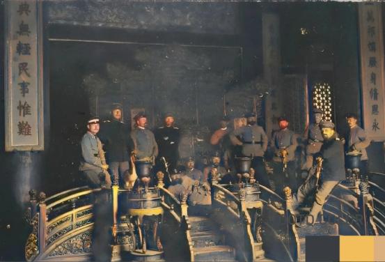 真他娘的绝了。人家军舰开到家门口，炮口都快怼到脸上了，第一反应居然是：快，翻箱