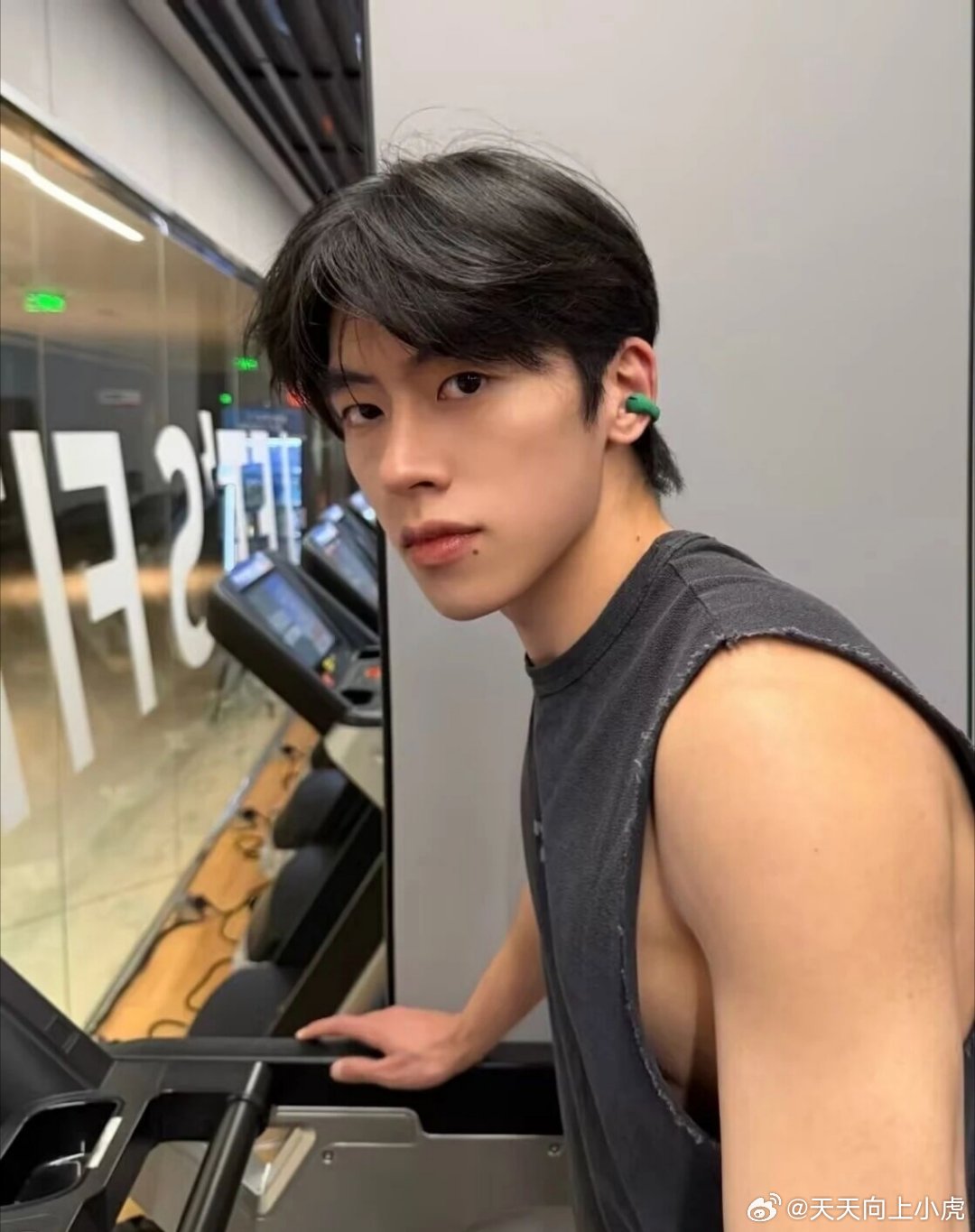 环境比意志力强100倍不要把意志力当超能力，它像容易疲劳的肌肉。与其靠意志力硬扛