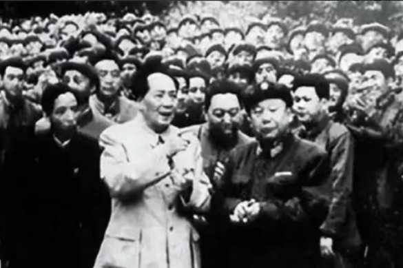 1952年，毛主席去河南视察水利工作，没想到就在接待他的军官中，他竟然看到了一个
