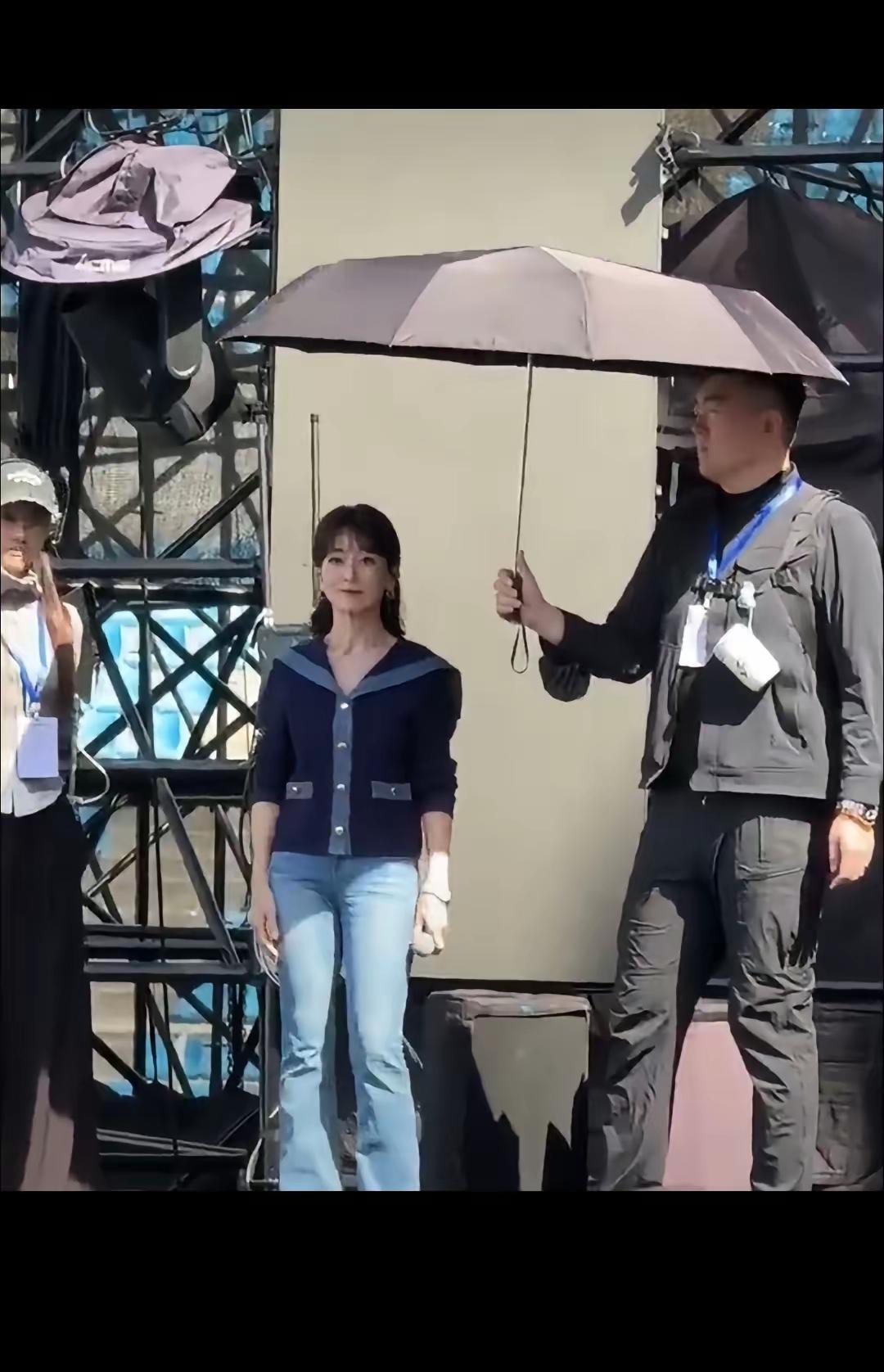 这个年纪都有人出钱请，也是没几个，人家就是有这个魅力不过，穿这一身不热么我真