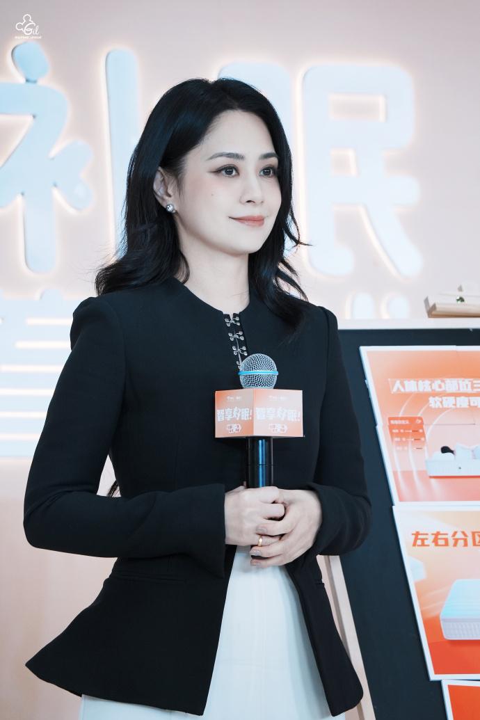 发一张喜欢的明星照片阿娇气质新图，好美的姐！