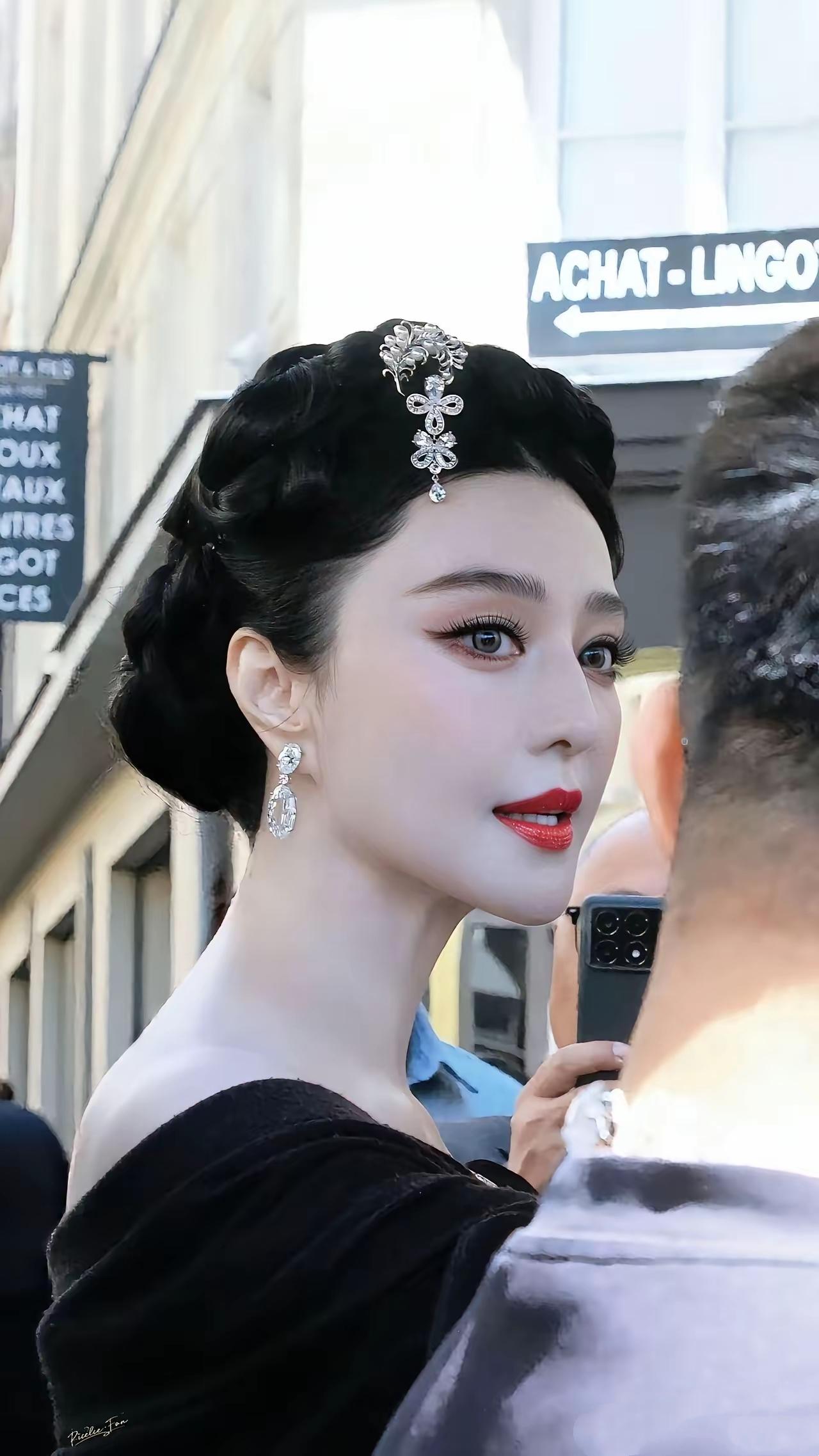 很难不感慨，这妞驾驭礼服的气场真的得天独厚。这身镶钻白裙勾勒出饱满舒展的体态