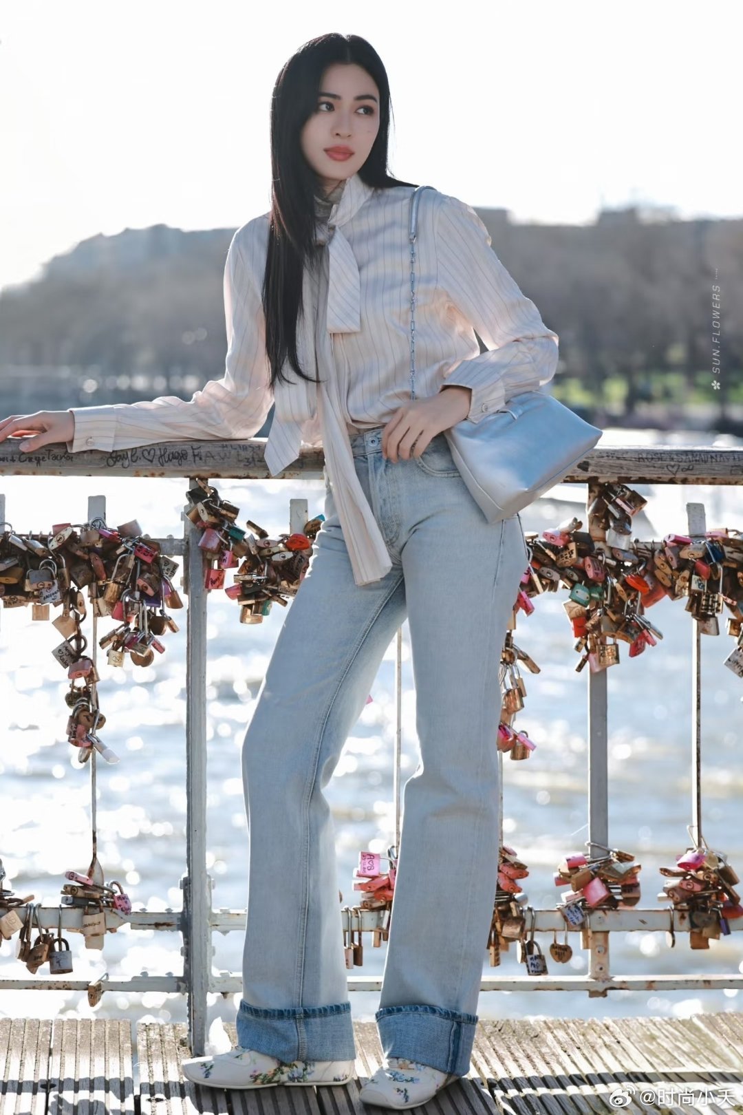 王楚然和邝玲玲同款Dior牛仔裤两个大骨架美女都有点卡裆，看来是设计问题。不知道