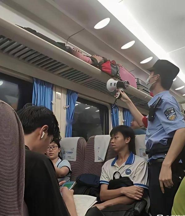 这是个人才！不仔细看，你还真发现不了。