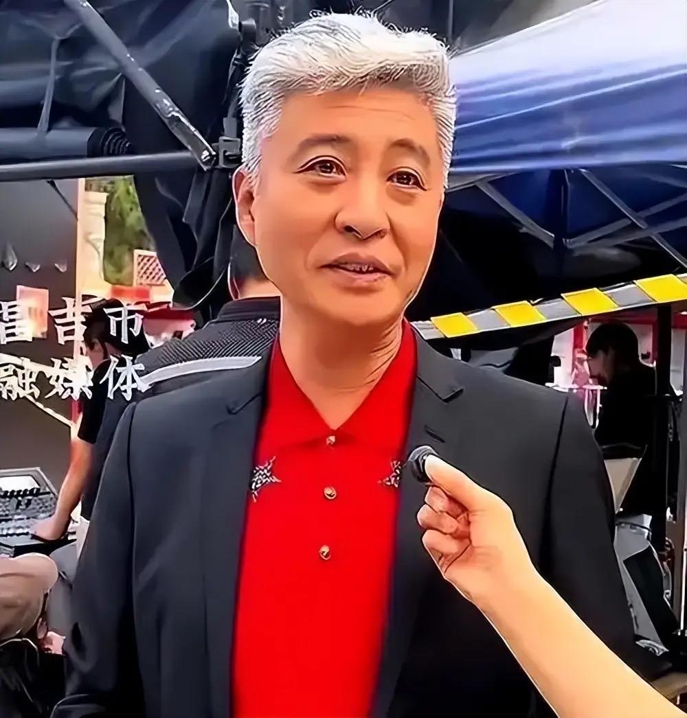 一个在春晚舞台上站了九回的人，被主流相声圈当“接班人”捧着的人，姜昆的关门弟子，