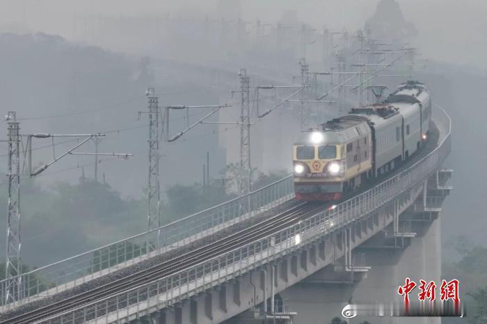 中新网成都11月22日电(记者刘忠俊)11月22日清晨，55412次检测列车