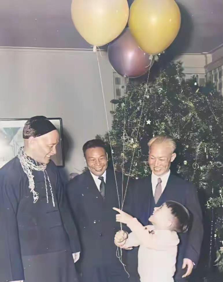 六十年代初，蒋家父子和陈诚欢度圣诞。