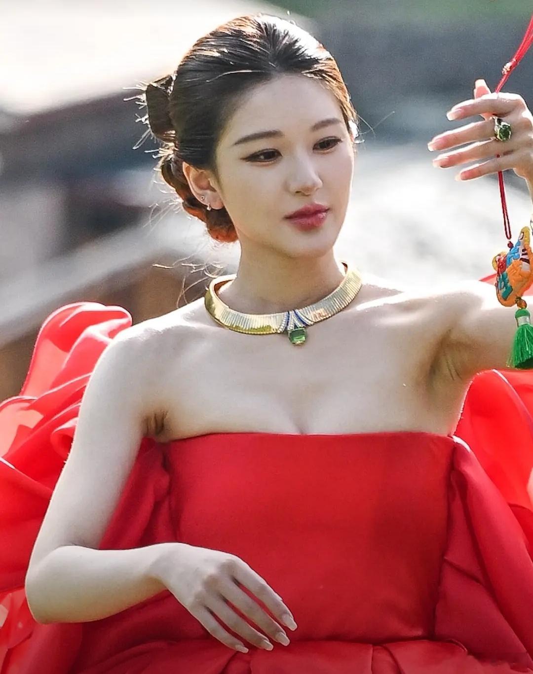 赵露思就不能管理一下腋下吗，为什么这么黑....