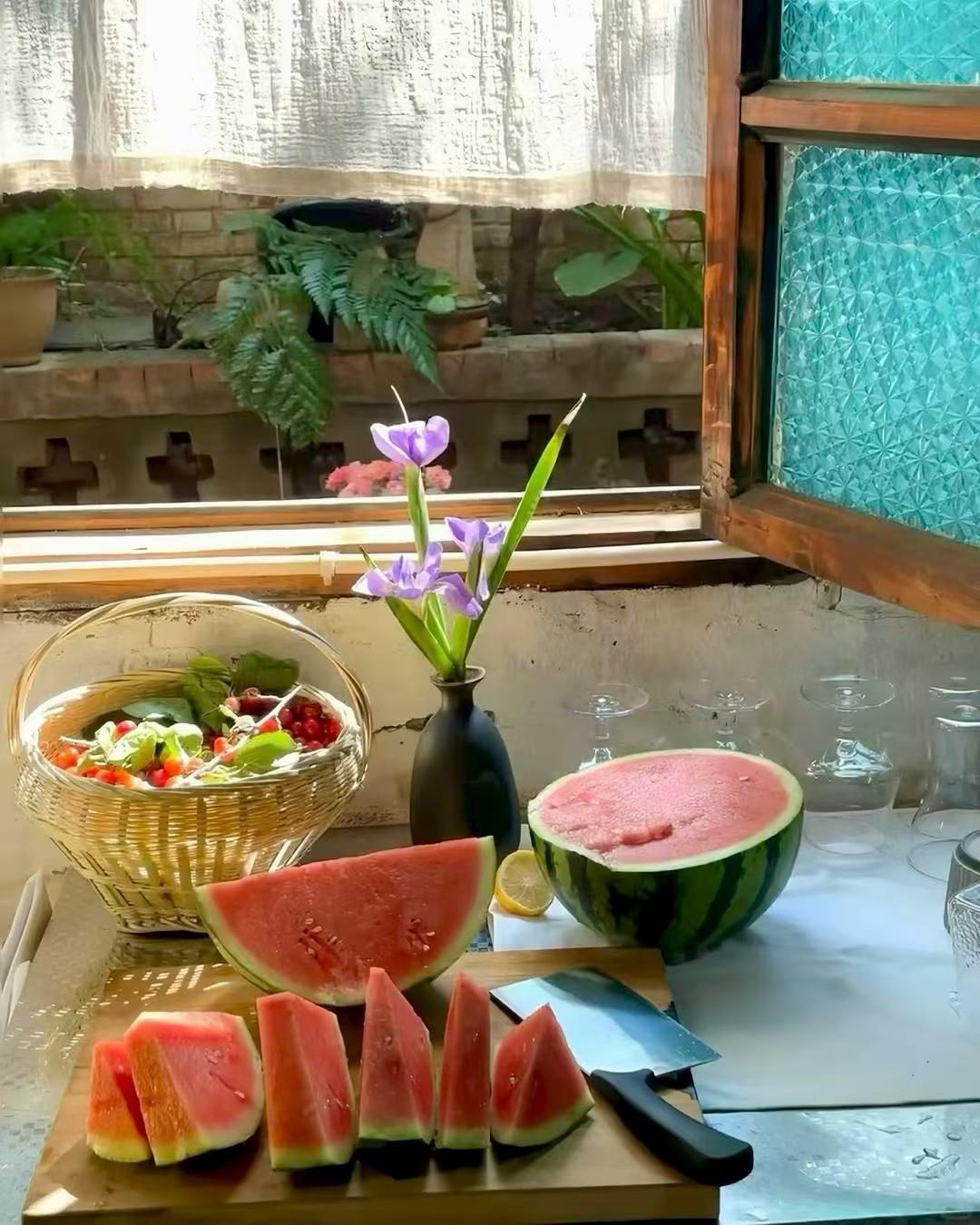 夏日清凉，西瓜与沙拉的完美搭配，享受自然的味道！🍉🥗🌞沙拉水果餐哈密瓜沙