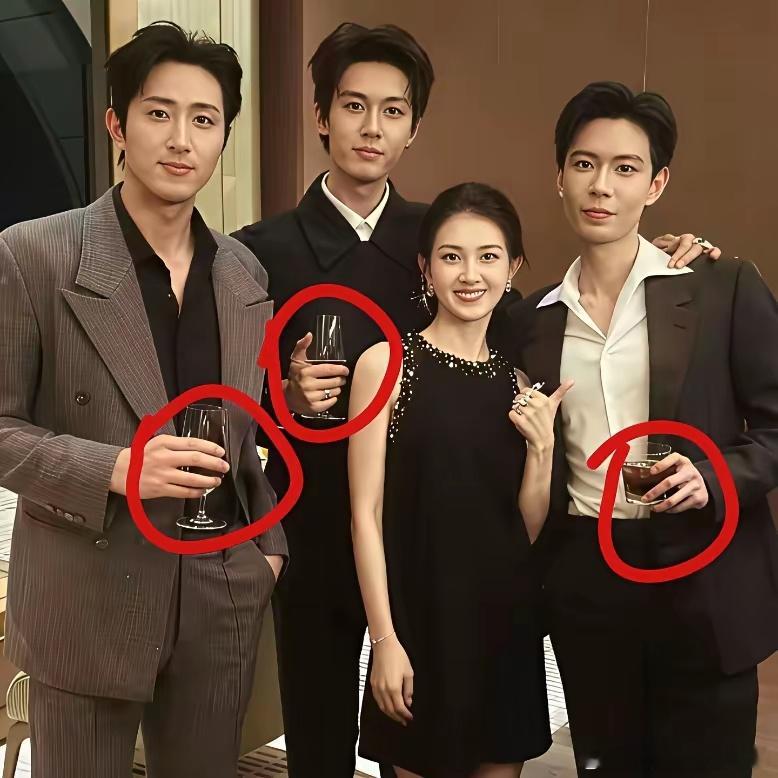 郭宇欣和她“三个前夫”的大合照，有一处很细节的地方，发现吗？他们三个面向镜头拍照