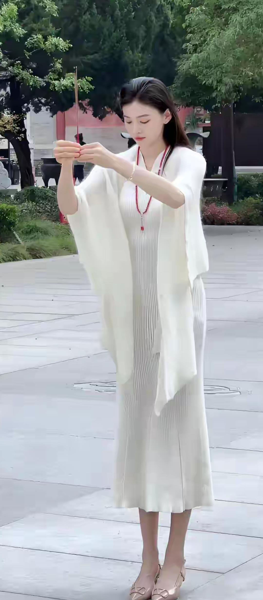 优雅白裙，静心禅意，悠然自得。