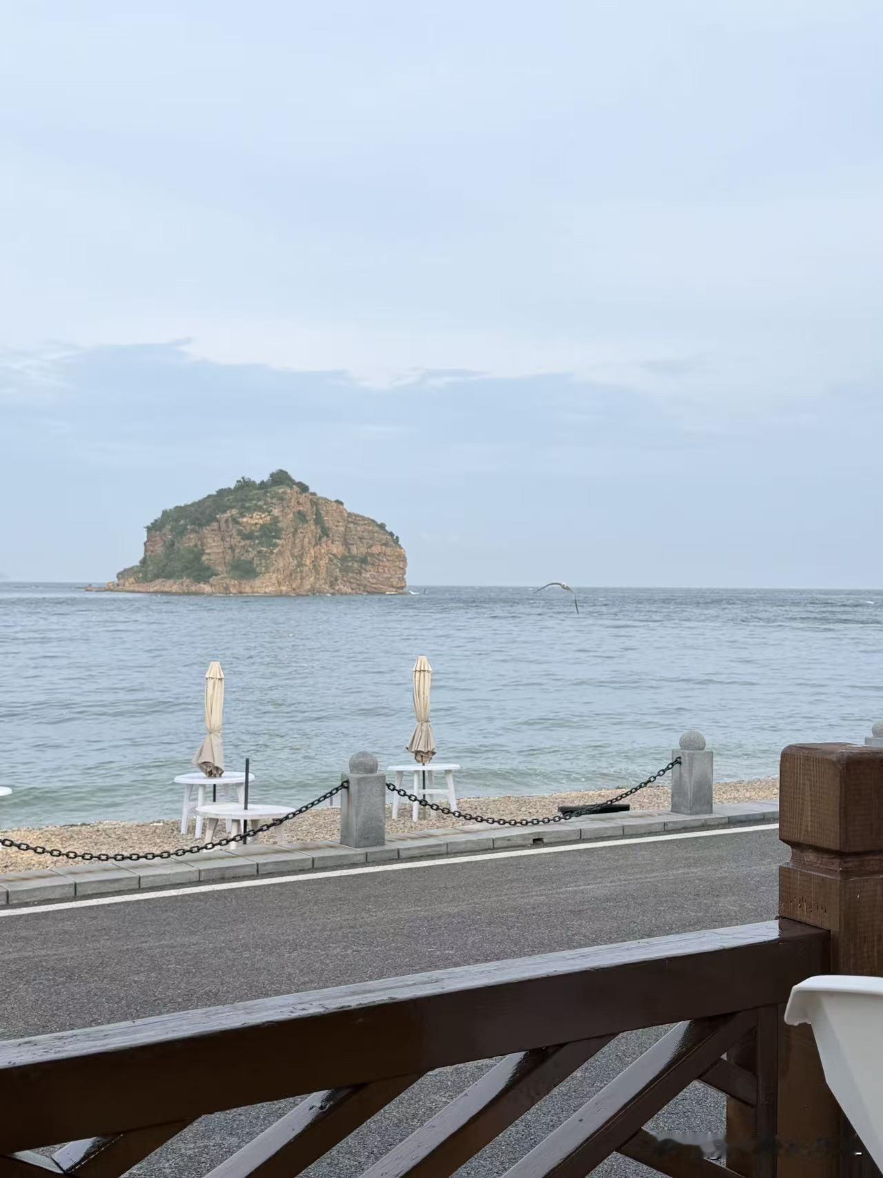 大连和青岛都是海滨城市。大连话是胶辽官话里带着东北的豪爽。青岛话是山东腔加海
