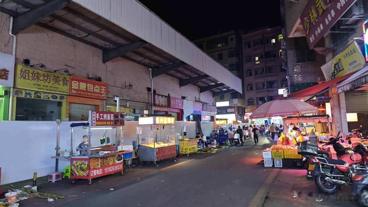 随着南沙多个村落，尤其是城中村的旧改拆迁，像这种市井小巷越来越少了。塘坑商贸城已