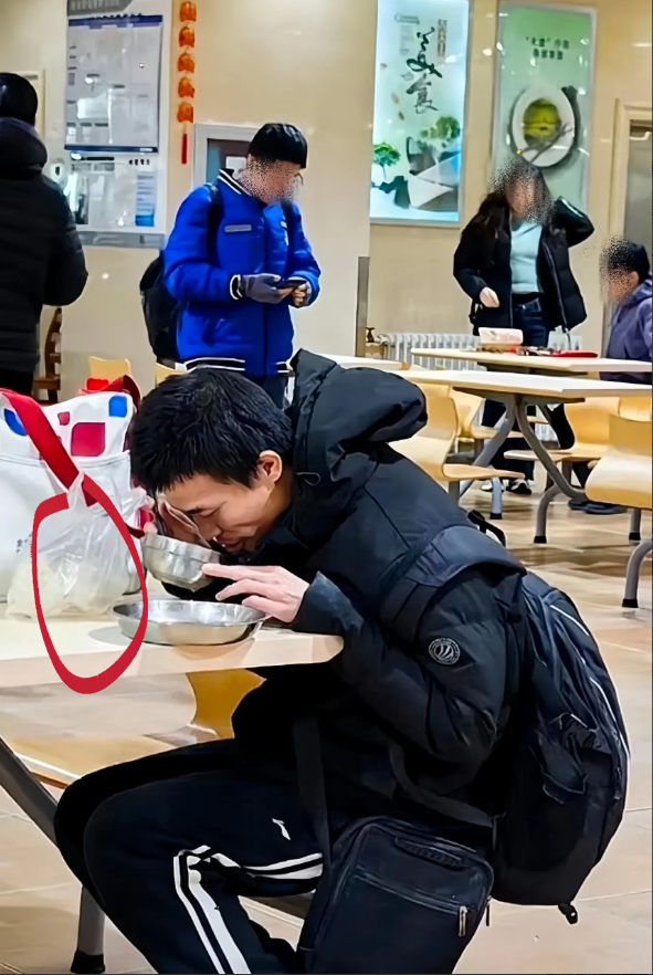 我当医生的姑妈说，韦东奕是得了一种病，不是牙周炎，也不是营养不良，而是得了