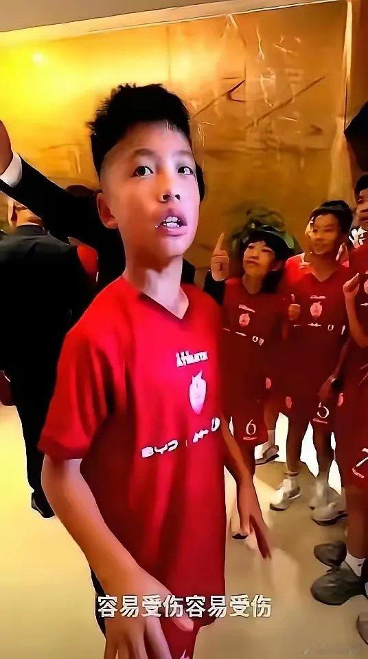 12岁的中国足球小将孟新艺，在央视直播的颁奖礼上，直接拒绝了主持人让他现场来个空