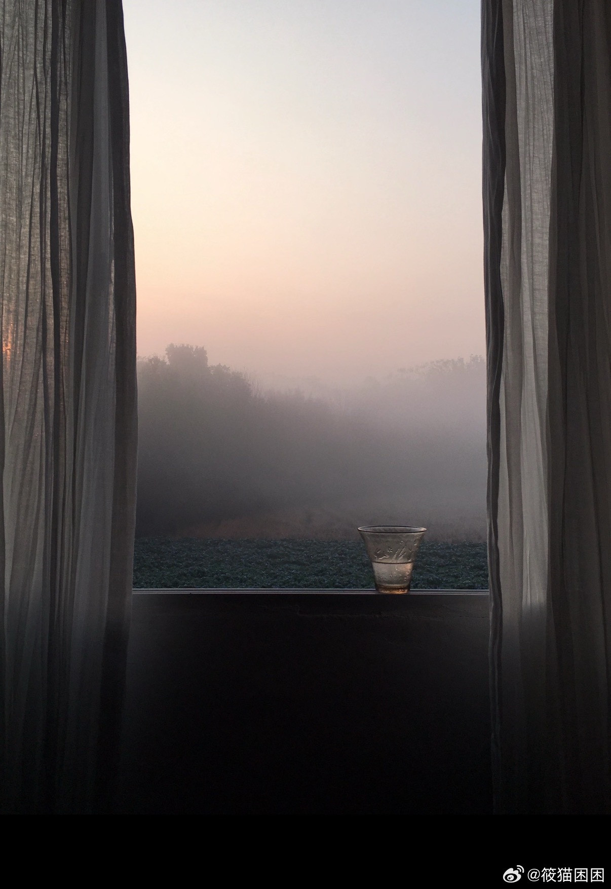 有个女的长期被老公家暴老公一喝酒就动手打她她哭着去找老中医想求个办法老中医也