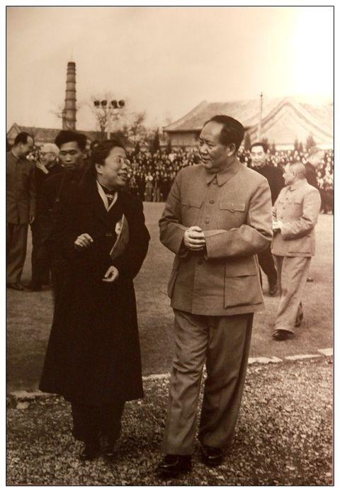 这是毛主席和邓颖超奶奶边走边聊的真实样貌，都看看吧，这可不是演员扮演的。可亲
